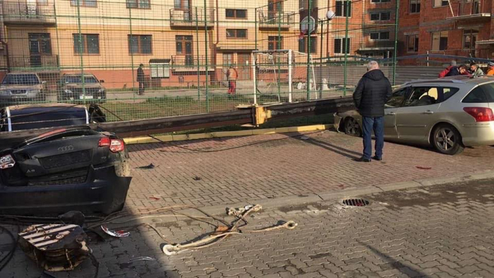Будівельний кран розтрощив два автомобілі в Ужгороді (ФОТОФАКТ)