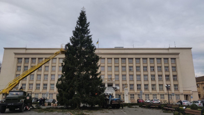 В Ужгороді почали прикрашати головну новорічну ялинку Закарпаття (ФОТО, ВІДЕО)