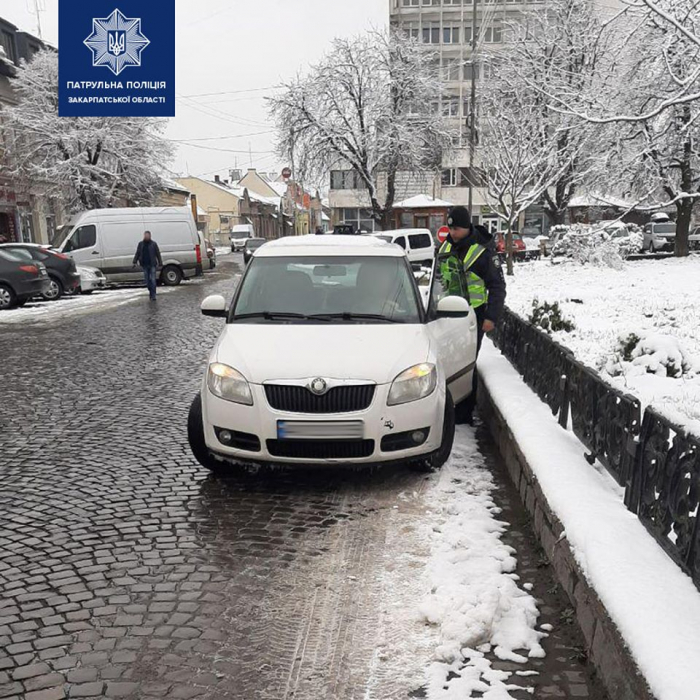 Смуга руху ліворуч на автошляху площі Петефі в Ужгороді – не місце для паркування!