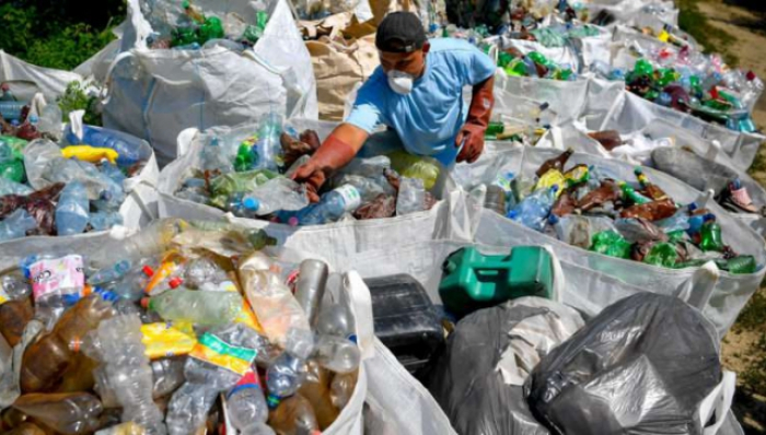Тонни пластику та сміття: як в Угорщині очищують Тису від непотребу, що пливе із Закарпаття (ФОТО)