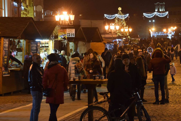 Новорічно-різдвяний ярмарок в Ужгороді на площі Шандора Петефі гостинно вітає всіх (ФОТО)