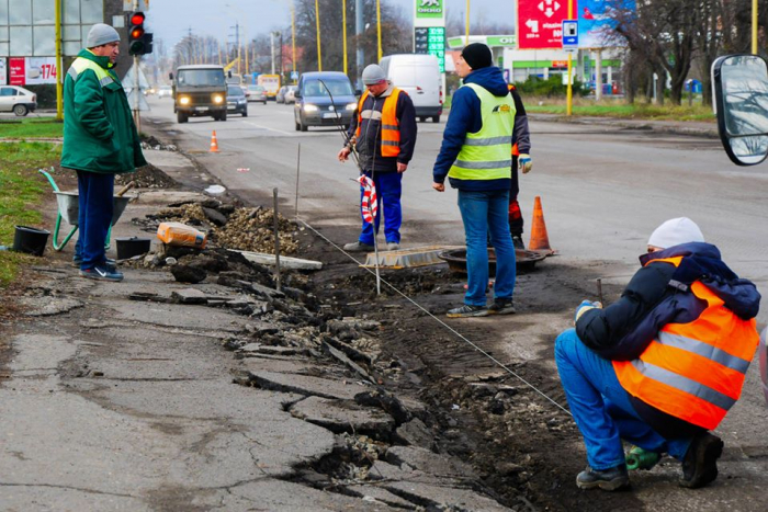 Тривають роботи на вулиці Гагаріна в Ужгороді. Що роблять сьогодні?