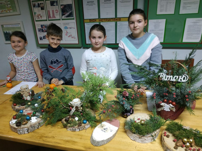 Учні «Лісової школи» Виноградівського лісгоспу майстрували різдвяні композиції