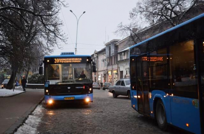 До уваги пасажирів! Як на свята їздитимуть автобуси на міських маршрутах в Ужгороді (ГРАФІК)