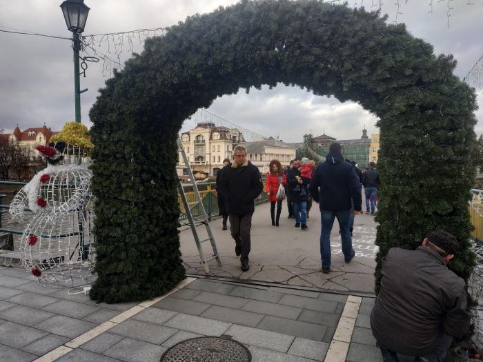 Не ілюмінацією єдиною: В Ужгороді встановили новорічно-різдвяну арку