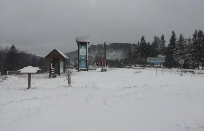 Ужоцький перевал на Закарпатті засипало снігом