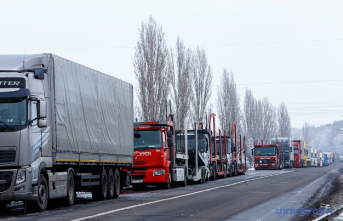 Черга вантажівок на КПП "Тиса" сягнула майже 5 кілометрів (ВІДЕО)