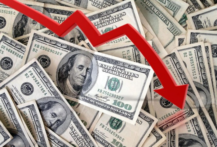 Долар падає, а ціни ні: курс все ще стрімко знижується 