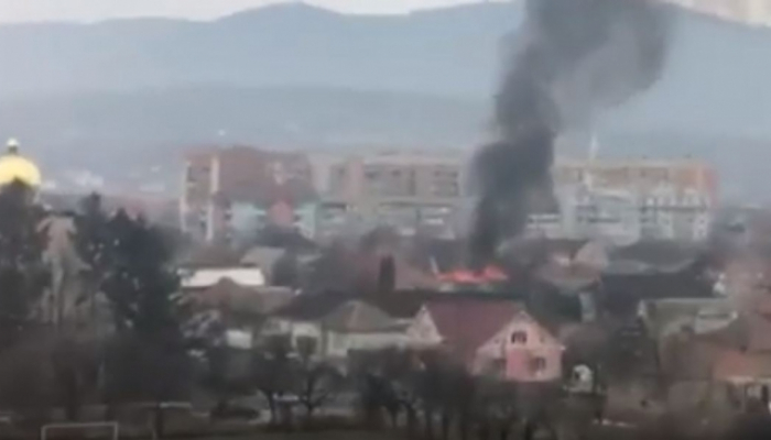 Пожежа у Мукачеві: з’явилося відео з палаючою будівлею (ВІДЕО)