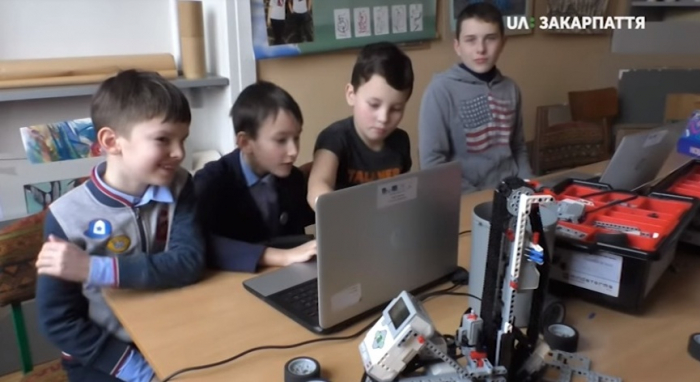 Майбутнє уже сьогодні: в Ужгороді кожен школяр може навчитися програмувати та складати роботів
