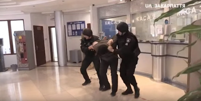 Пограбування банку в Ужгороді виявилось імітацією і навчанням (ВІДЕО)