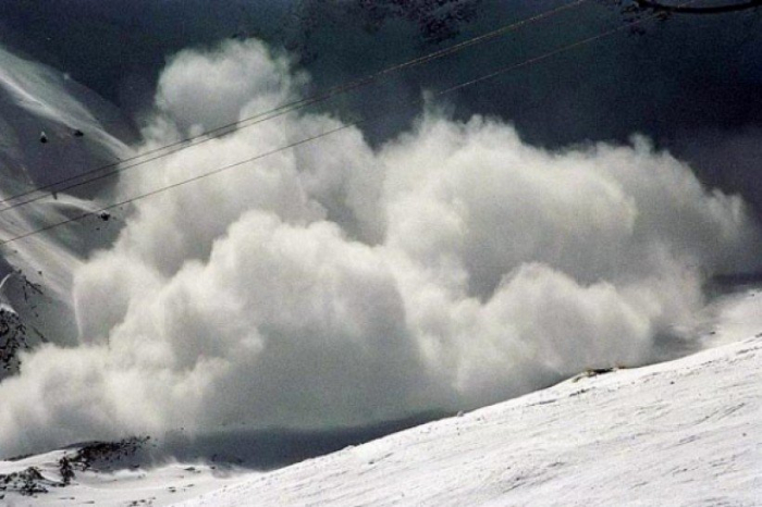 Закарпатці, увага: в горах зберігається сніголавинна небезпека!