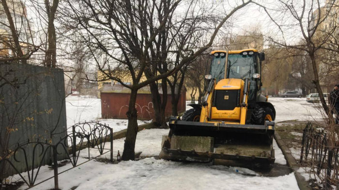 В Ужгороді демонтовують самовільно встановлені обмежувачі руху 