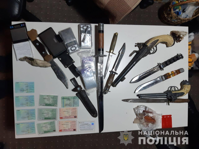 Зброя, вибухівка, наркотики: що вдалося вилучити копам у 42-річного мешканця Ужгородщини
