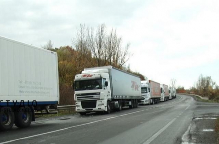 Черги з вантажівок на кордоні зі Словаччиною: яка причина?