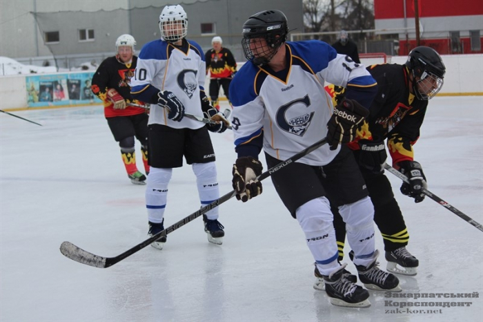 Хокей в Закарпатті: «Вовки» та «Синевир» перемагають у перших матчах «плей-офф»