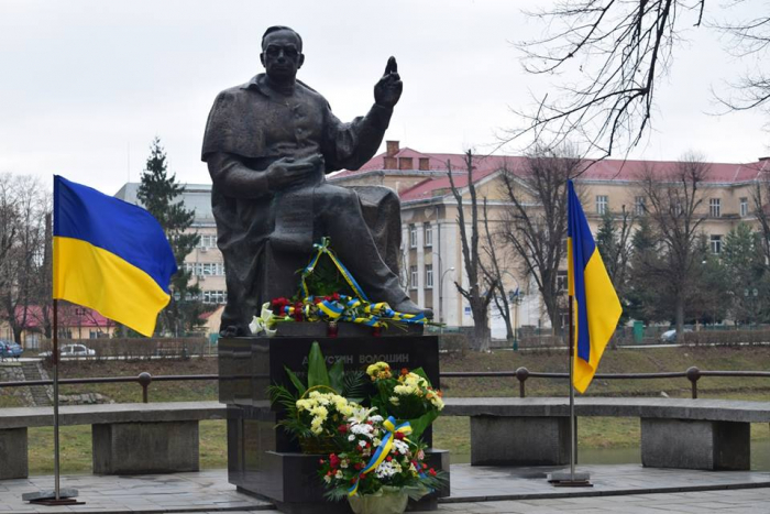 В Ужгороді урочисто поклали квіти до пам’ятника Президенту Карпатської України – Августину Волошину