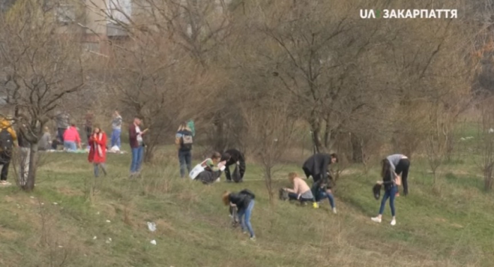 В рамках "Школи волонтерства" в Ужгороді активісти прибирали територію міського парку