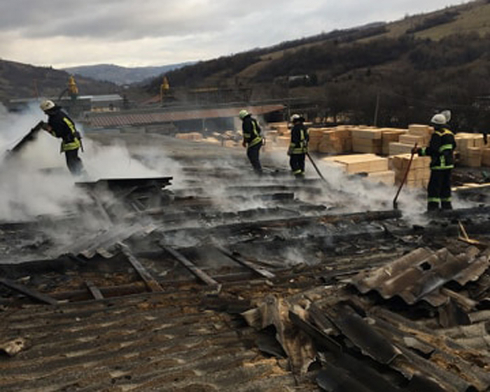 На Воловеччині сталася пожежа в цеху для виробництва паливних брекетів (ФОТО)