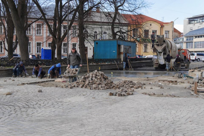 Ремонт площі Шандора Петефі в Ужгороді: бетонують основу проїжджої частини, продовжують викладати бруківку