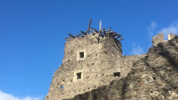 Сильний вітер залишив Невицький замок без впізнаваного даху (ФОТОФАКТ)