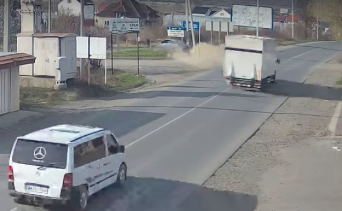 У Виноградові автомобіль злетів з дороги і зніс дорожній знак – опубліковано відео
