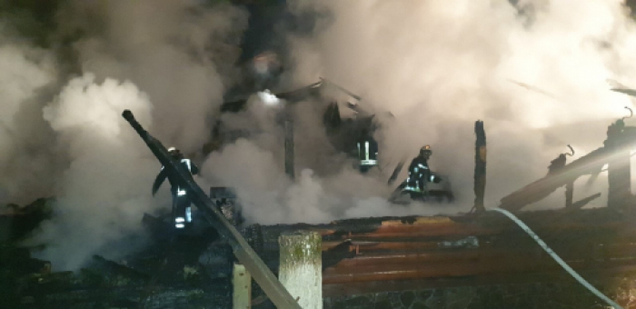 На Хустщині вогнеборці дві години рятували ресторан від вогню – не вдалося (ФОТО)