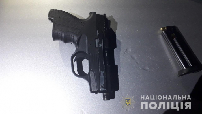 Мукачівцю не вдалося застосувати зброю – поліцейські вилучили