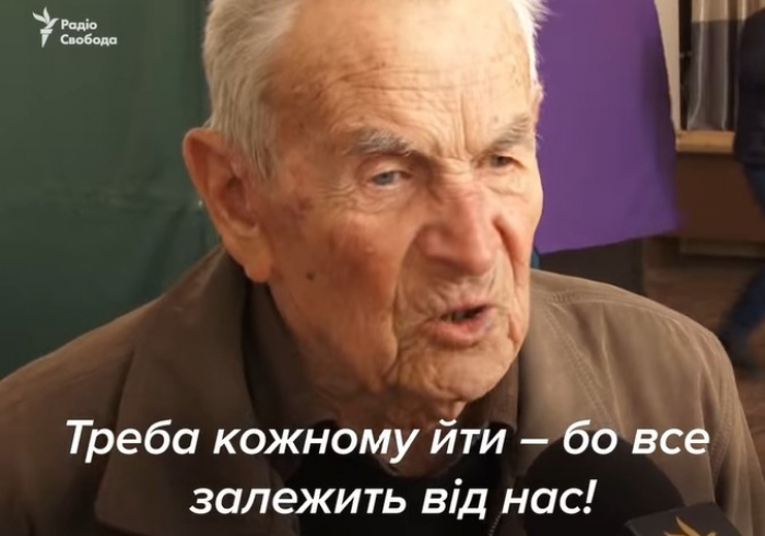 "Прийшов голосувати за красне майбутнє всіх нас" – 101-річний ужгородець прийшов голосувати (ВІДЕО)