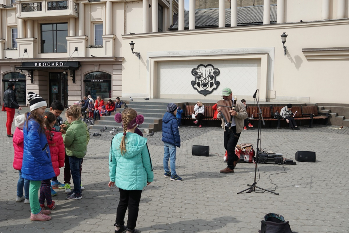 Вуличний музикант в Ужгороді влаштував справжню музичну феєрію 