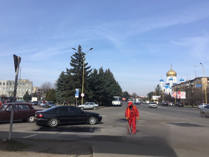 В Ужгороді проводять ямкові ремонти: які вулиці ремонтують? (ФОТО, ВІДЕО)