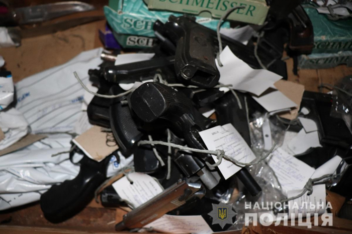 Закарпатці самі несуть зброю в поліцію – вже здали 35 небезпечних предметів