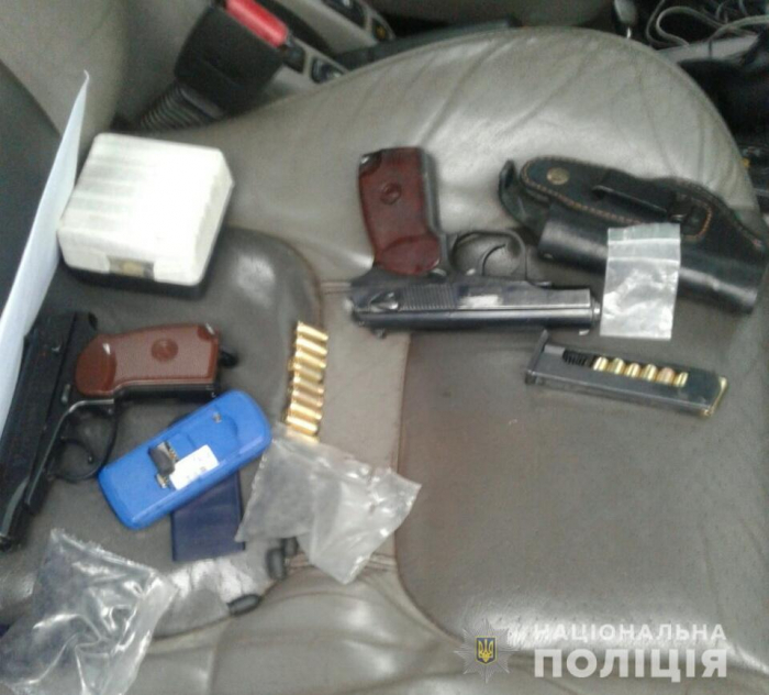 Небезпечного злочинця з пістолетами затримали копи на Іршавщині (ФОТО)