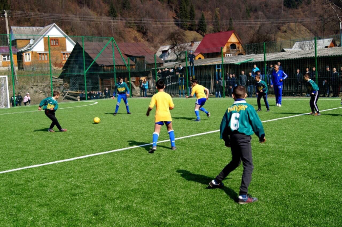 Для дітей: у Лопухові на Тячівщині побудували сучасний спортивний майданчик