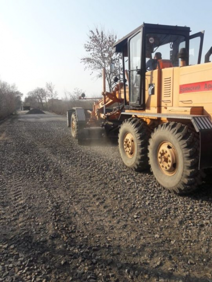 Берегівщина: ремонтують дорогу, що веде до держкордону з Угорщиною (ФОТО)