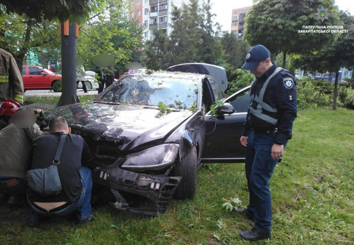 В Ужгороді п’яний водій розтрощив "Mercedes", в’їхавши в рекламний щит