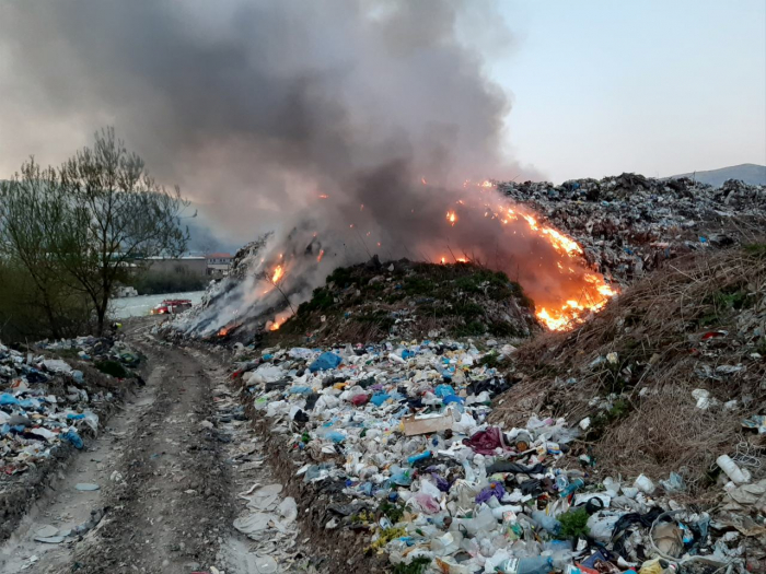 На Рахівщині спалахнуло скандальне сміттєзвалище на березі Тиси (ФОТО)