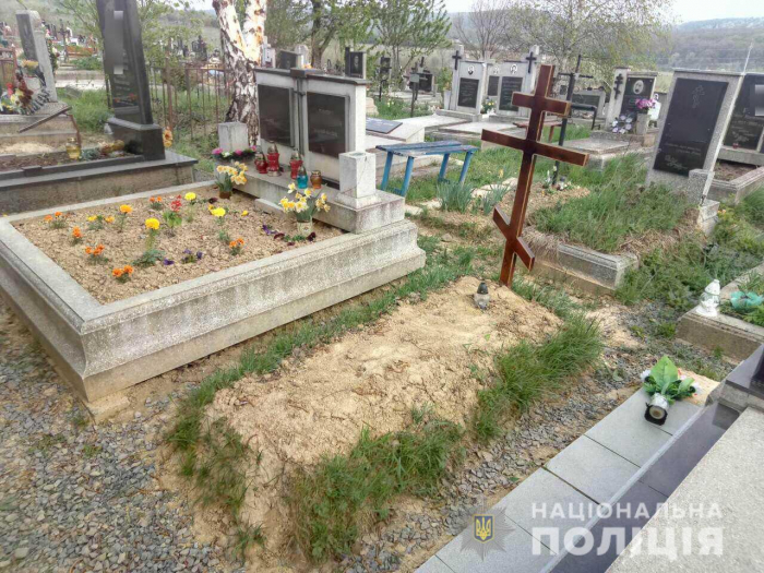У Мукачеві поліцейські затримали жінку за наругу над могилою