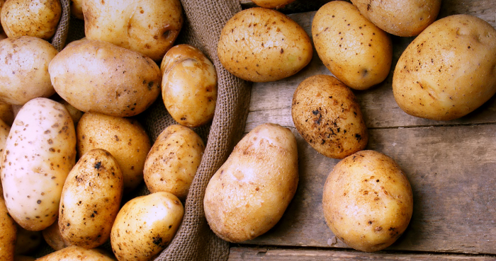 На прилавках в Закарпатті з'явилась молода картопля. Чи можна купувати?