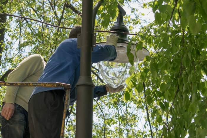 На набережній Незалежності встановили ліхтарі. Як їх оцінюють ужгородці?