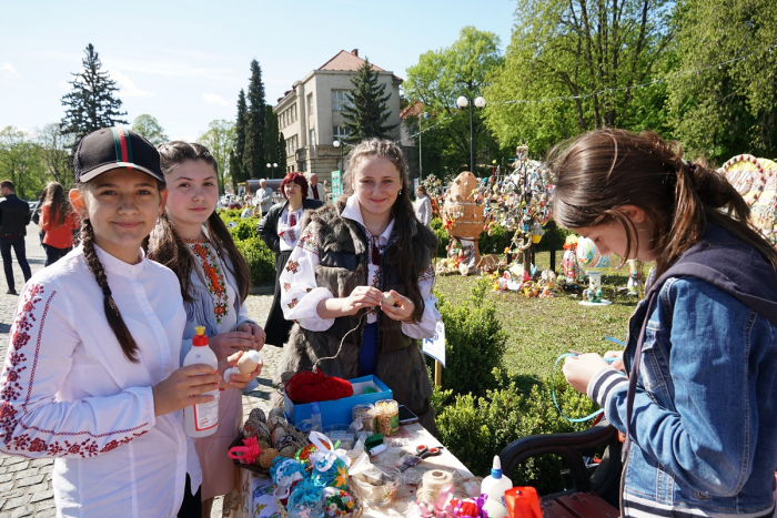 Два десятки майстер-класів: в Ужгороді на фестивалі всіх бажаючих вчать робити писанки