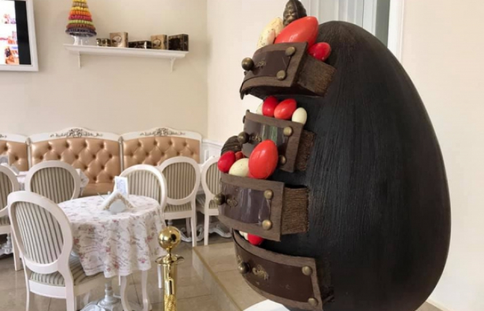 Валентин Штефаньо зробив «Пасхальний креденц» із шоколаду. Де можна побачити унікальний виріб?