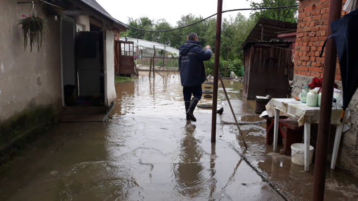 Сильні опади на Закарпатті: підтоплено 45 житлових будинків, пошкоджено 6 мостових переходів