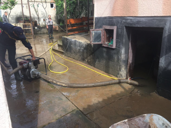 Рятувальники відкачали воду із затоплених будинків закарпатців