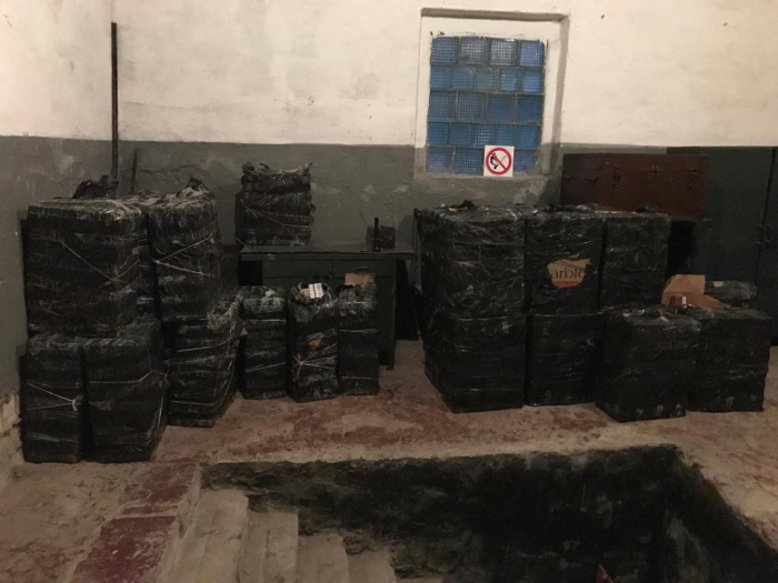 На Рахівщині прикордонники "накрили" контрабандний тютюн в будинку лісника з охоронцем