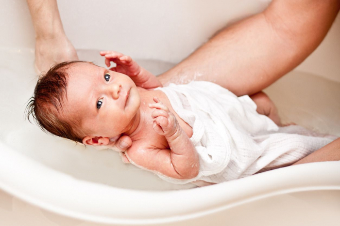 Молодим батькам на замітку: як купати новонароджену дитину