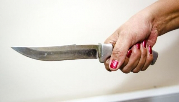 Замах на вбивство в Ужгороді: під час п’яної сварки жінка вдарила чоловіка ножем