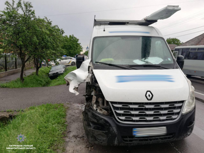 Неуважність на дорозі – дві розбиті автівки на дорозі у Ракошині
