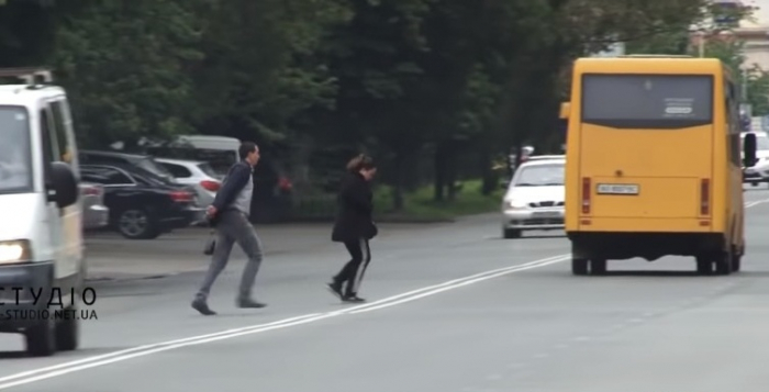 Завжди правий, але не завжди живий: патрульні вчили пішоходів в Ужгороді правильно переходити дорогу