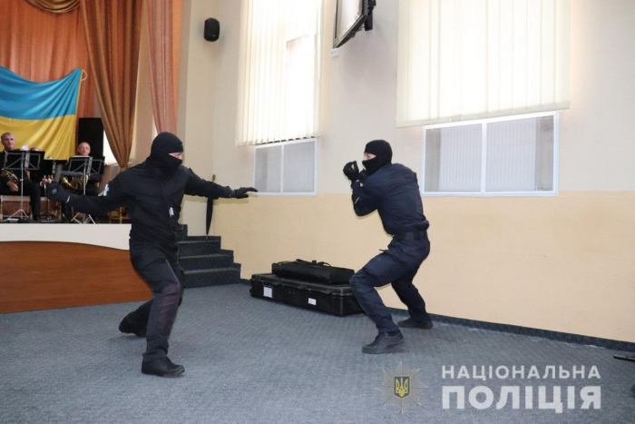 Ужгородські школярі під враженнями – побували в музеї поліції (ФОТО)